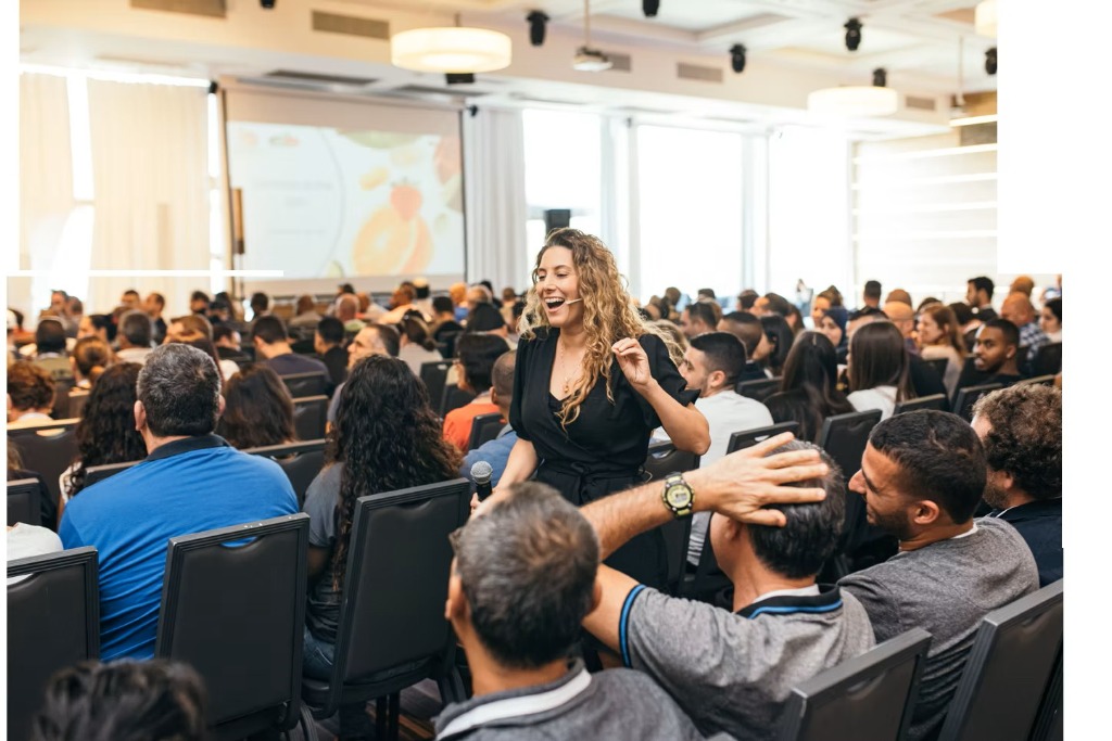 מזור טל בהופעה מרגשת עם הקהל